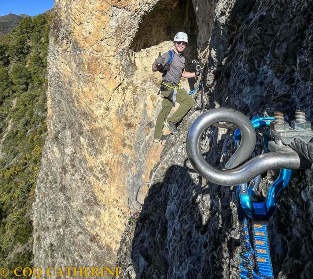 Un homme sur les marches avec les câbles d’une via Ferrata de Digne les Bains