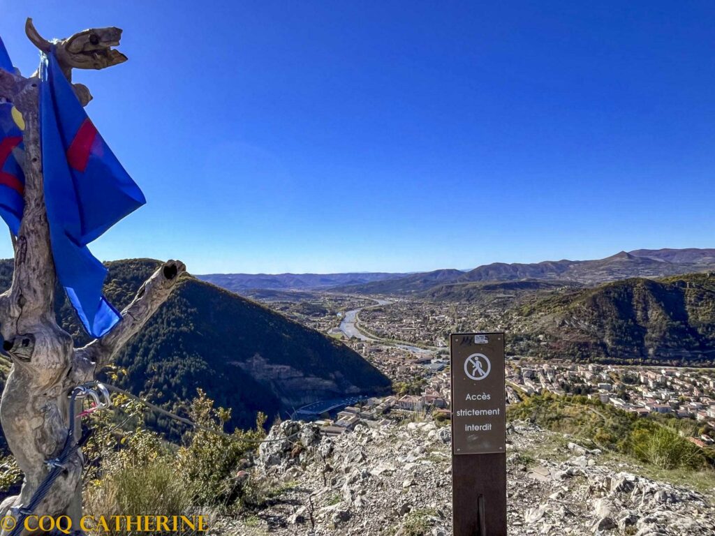 Panorama sur la ville de Digne les Bains depuis le sommet de la Via Ferrata au Rocher de neuf heures