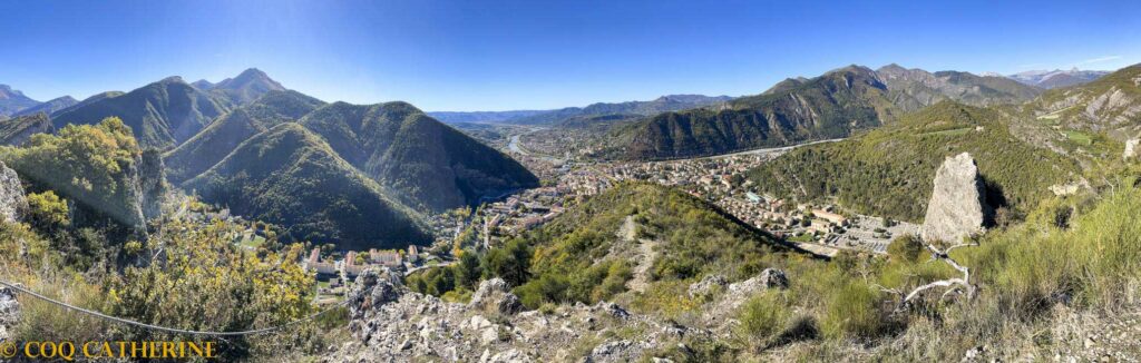 Panorama sur la ville de Digne les Bains depuis le sommet de la Via Ferrata