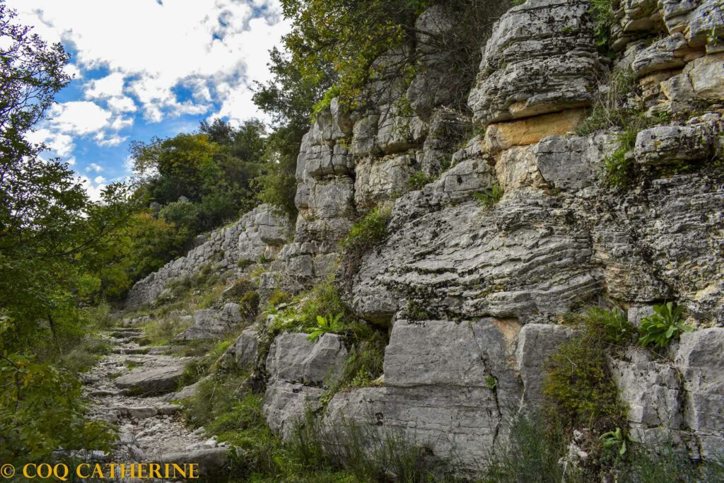Le sentier empierré du paradis qui monte à Gourdon avec des falaises