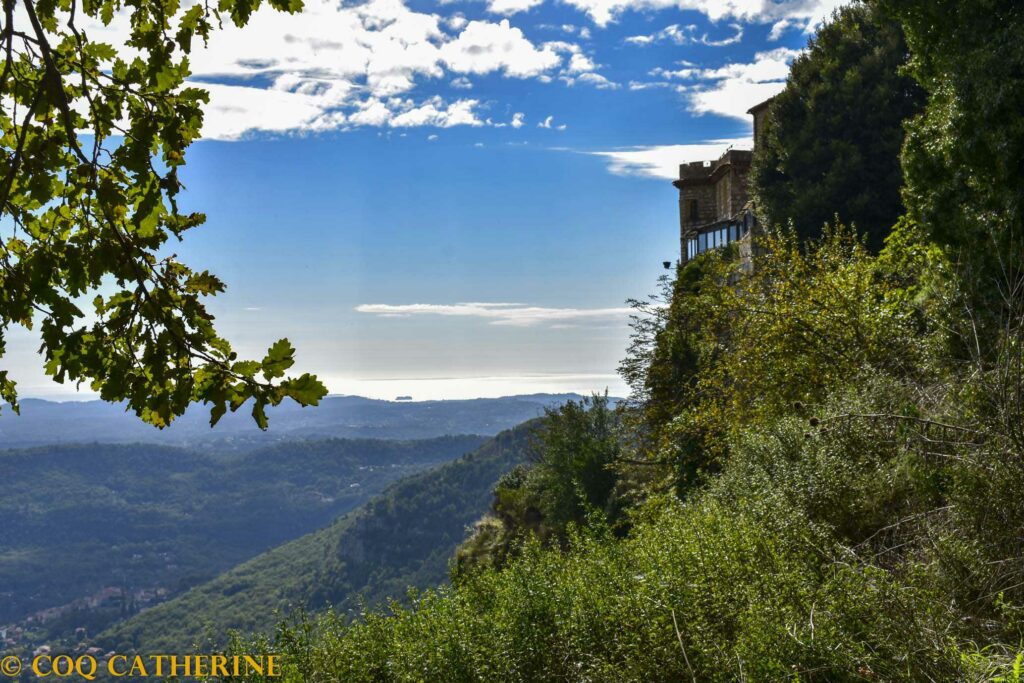 Panorama sur la mer depuis le village de Gourdon avec la façade d’une maison sur les falaises