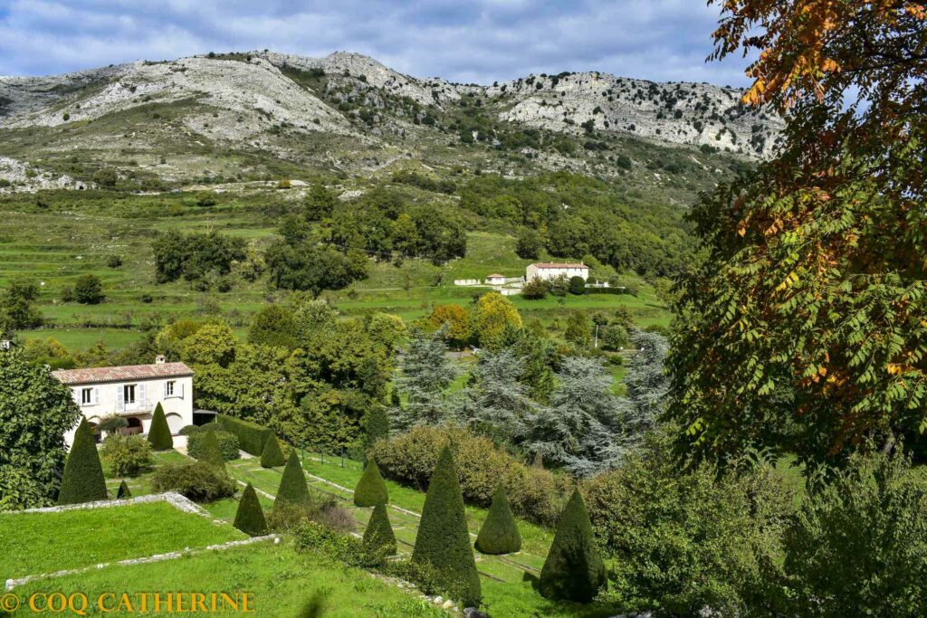 Une maison de Gourdon et le panorama sur les montagnes alentours