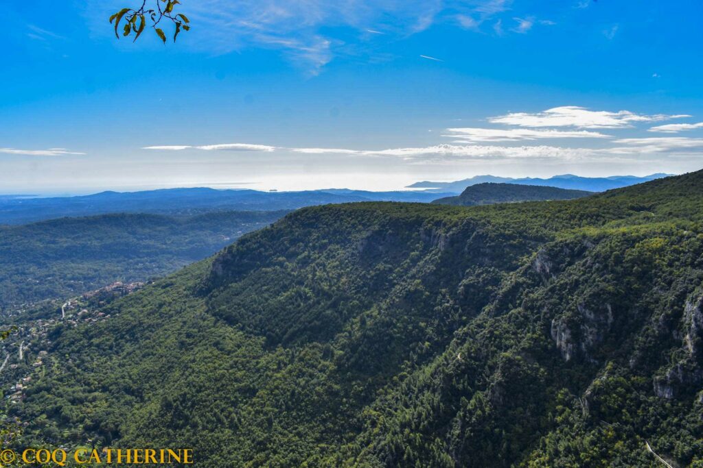 Panorama sur la mer depuis le village de Gourdon 