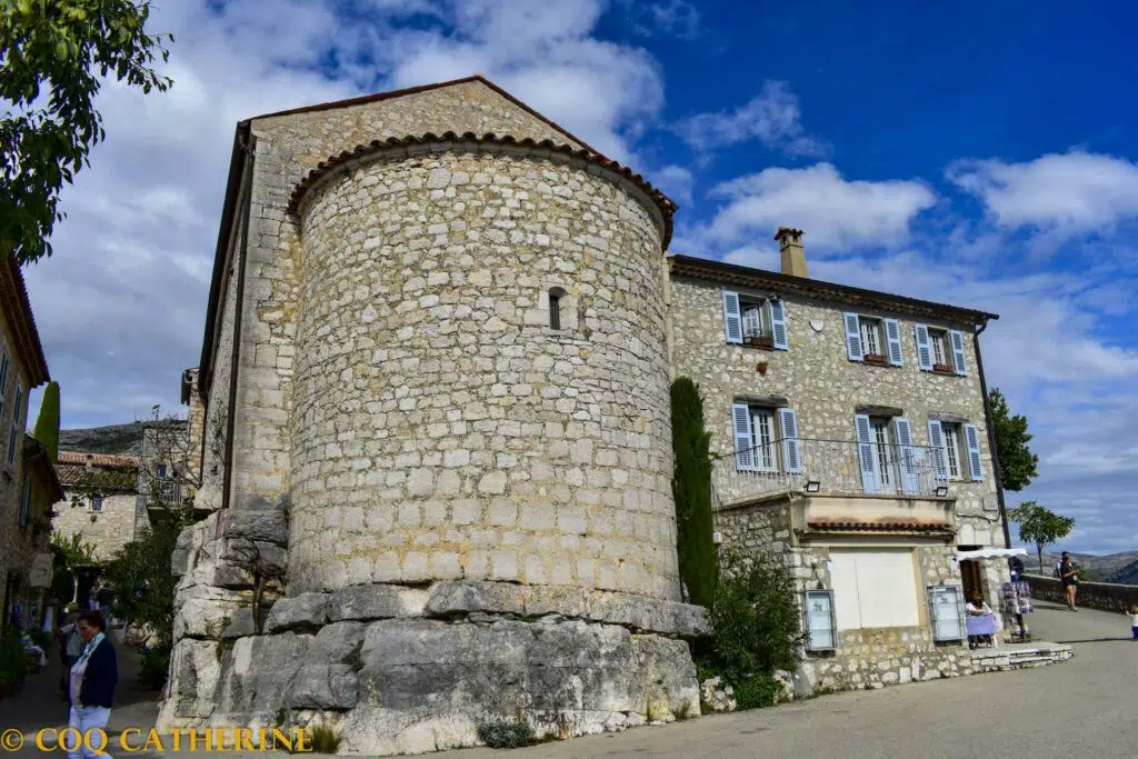 Le chœur de l’église de Gourdon et les façades des maisons
