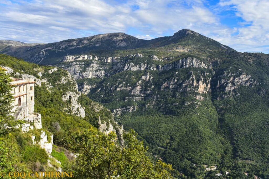 Les façades du village perché de Gourdon et les gorges du Loup