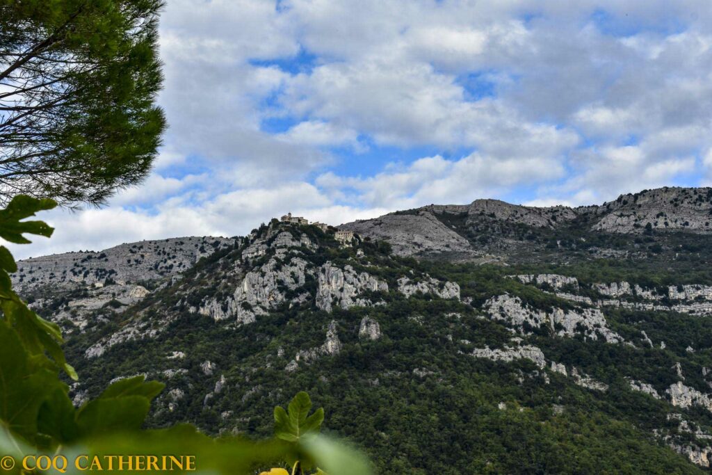 Le village perché de Gourdon sur le haut de la falaise