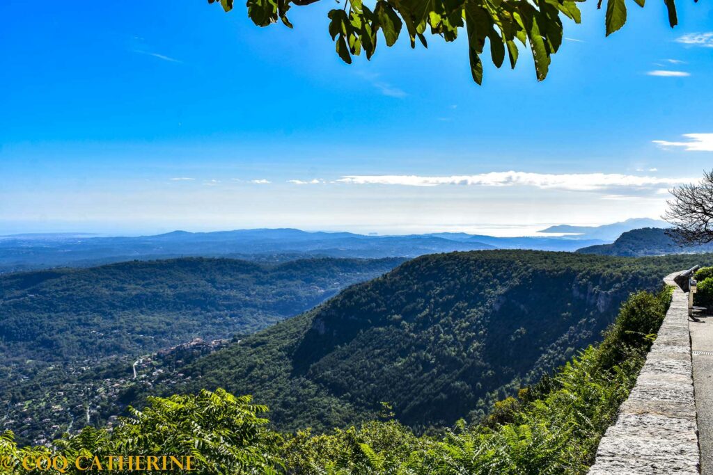 Panorama sur la mer depuis la place Victoria du village de Gourdon 