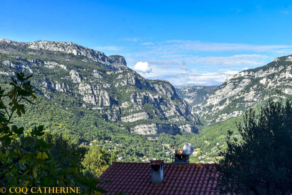 Les falaises des gorges du Loup et les toits de Bar-sur-Loup