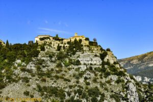Panorama sur le village de Gourdon perché sur un piton rocheux avec son église