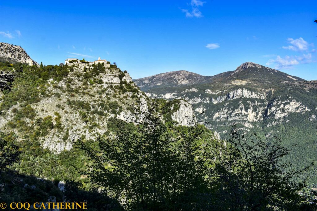 Panorama sur le village de Gourdon perché sur un piton rocheux avec les gorges du Loup