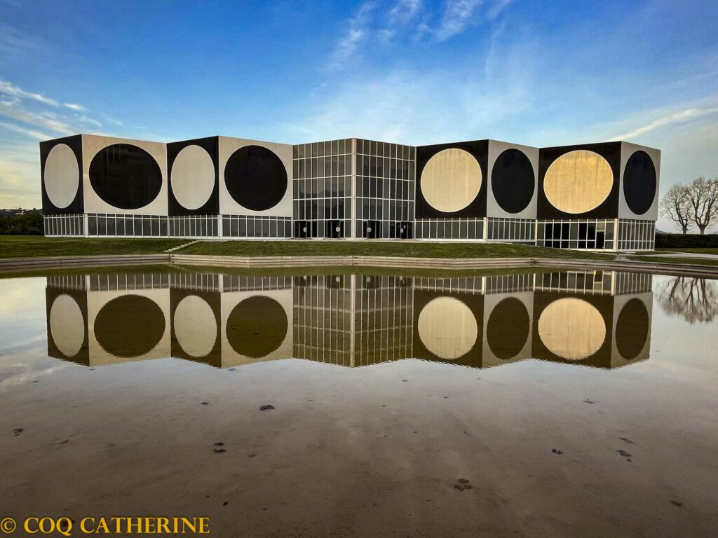 La fondation Vasarely d’Aix en Provence avec le reflet du bâtiment sur l’eau. Il est composé de carrés et de ronds