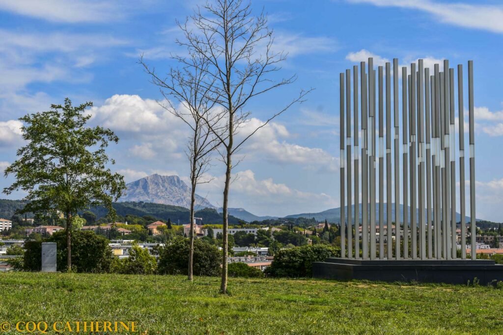Panorama sur la montagne de la Sainte victoire avec une œuvre d’Art de Vasarely en premier plan et des arbres