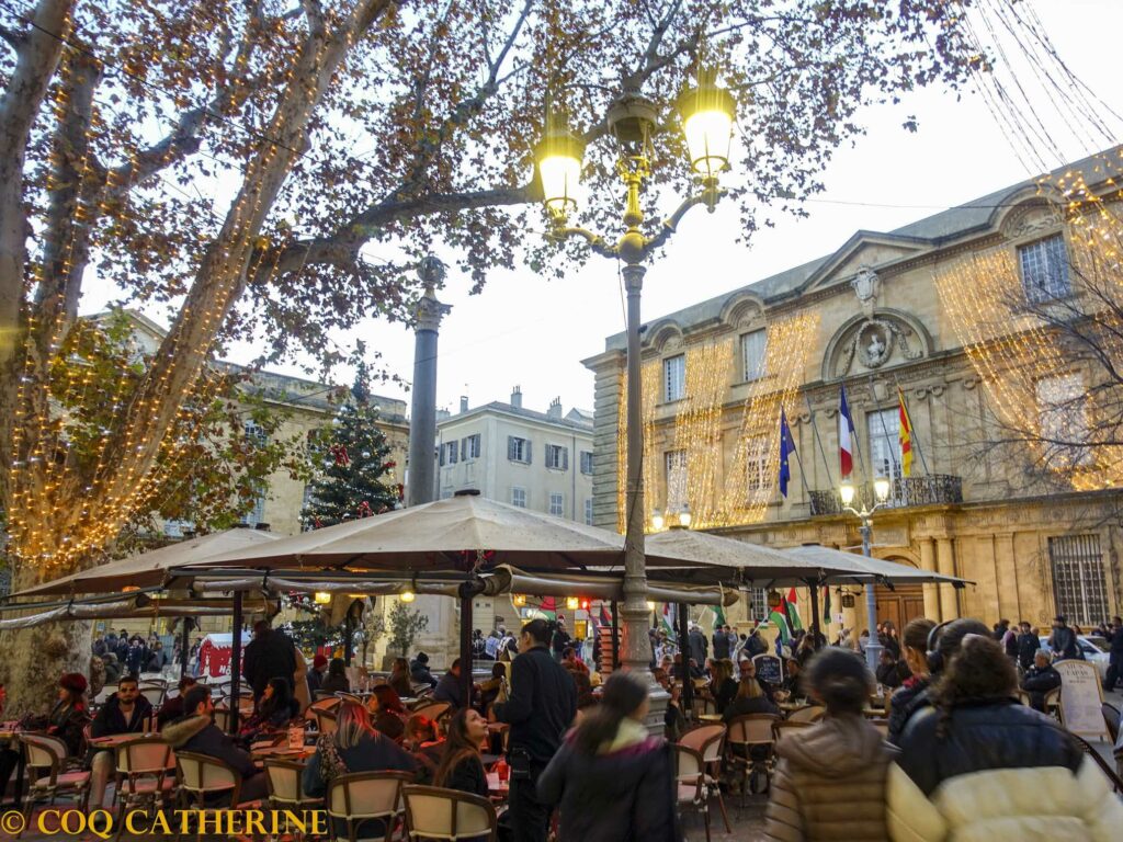 La place de l’hôtel de ville d’Aix en Provence aux couleurs de noël