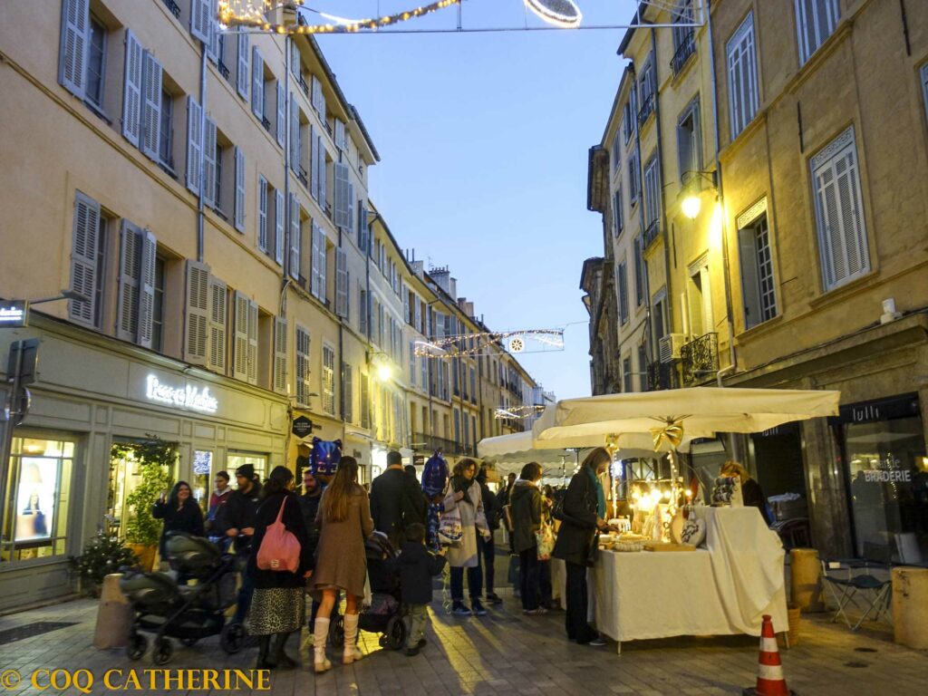 Boutiques et marché de noël d’Aix dans une ruelle