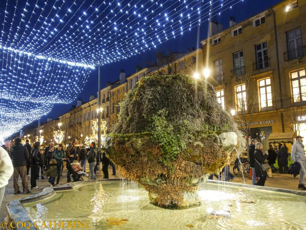 La fontaine moussue avec les lumières de noël