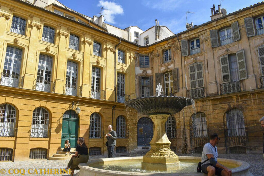 La Place d’Albertas d’Aix en Provence avec des façades ocres et une fontaine au centre
