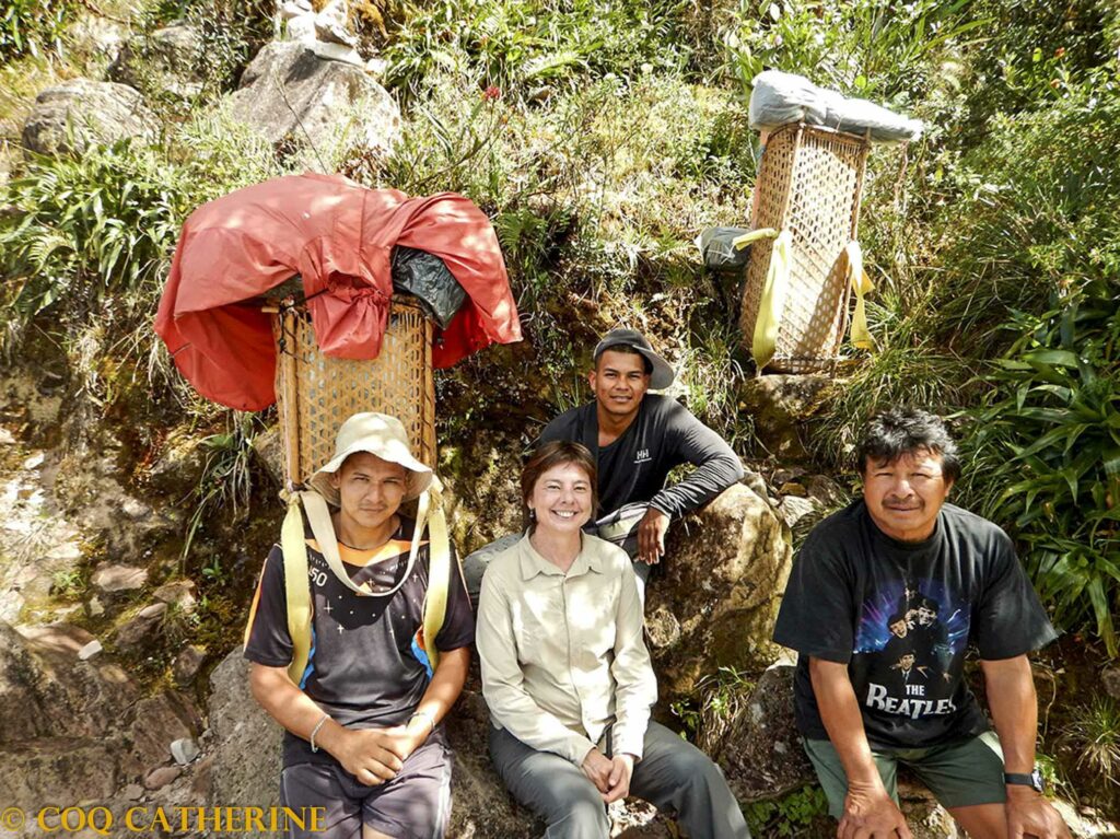 Kat avec des porteurs en Amazonie
