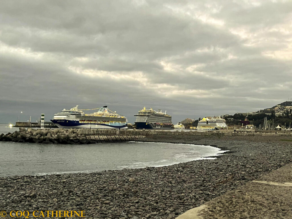La plage de Funchal avec des bateaux de croisières au port