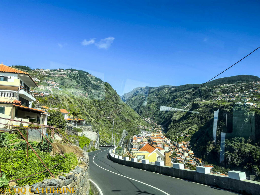 une route qui descend dans la vallée de Ponta do Sol, entre les montagnes à Madère