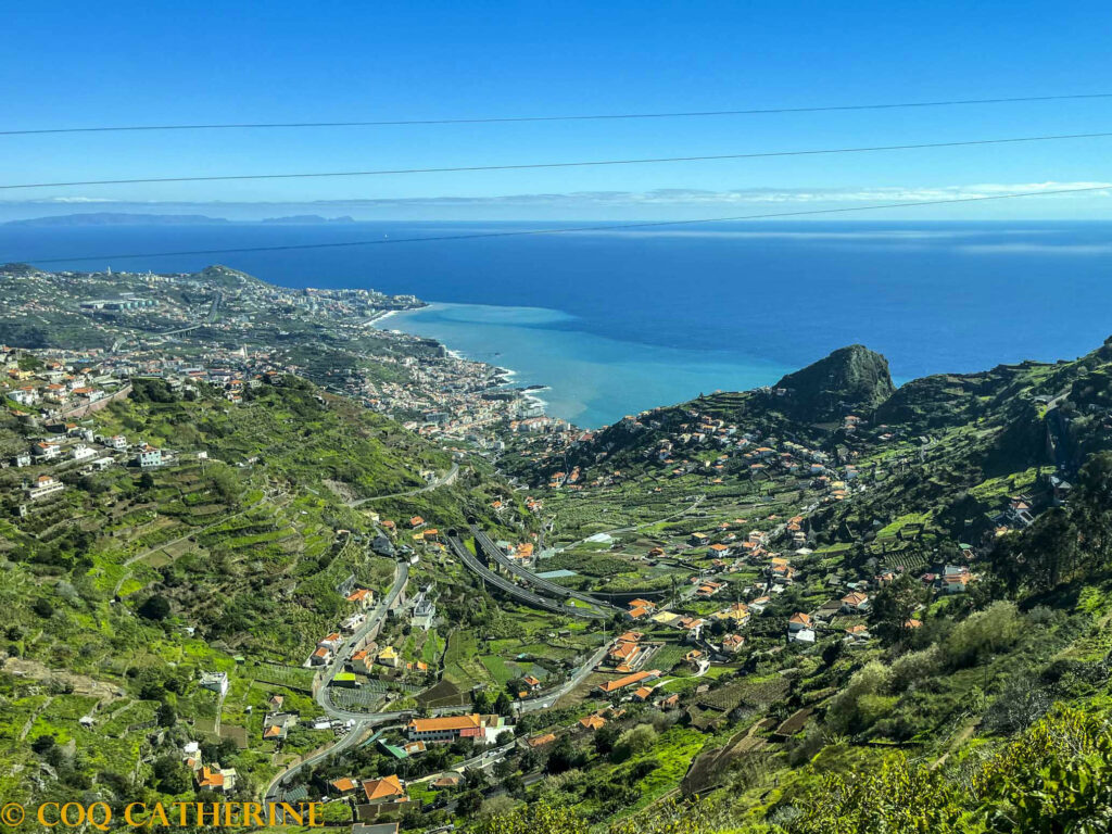 panorama sur la Baie de Camara do Lobos, les maisons, la mer sur l’Ile de Madère