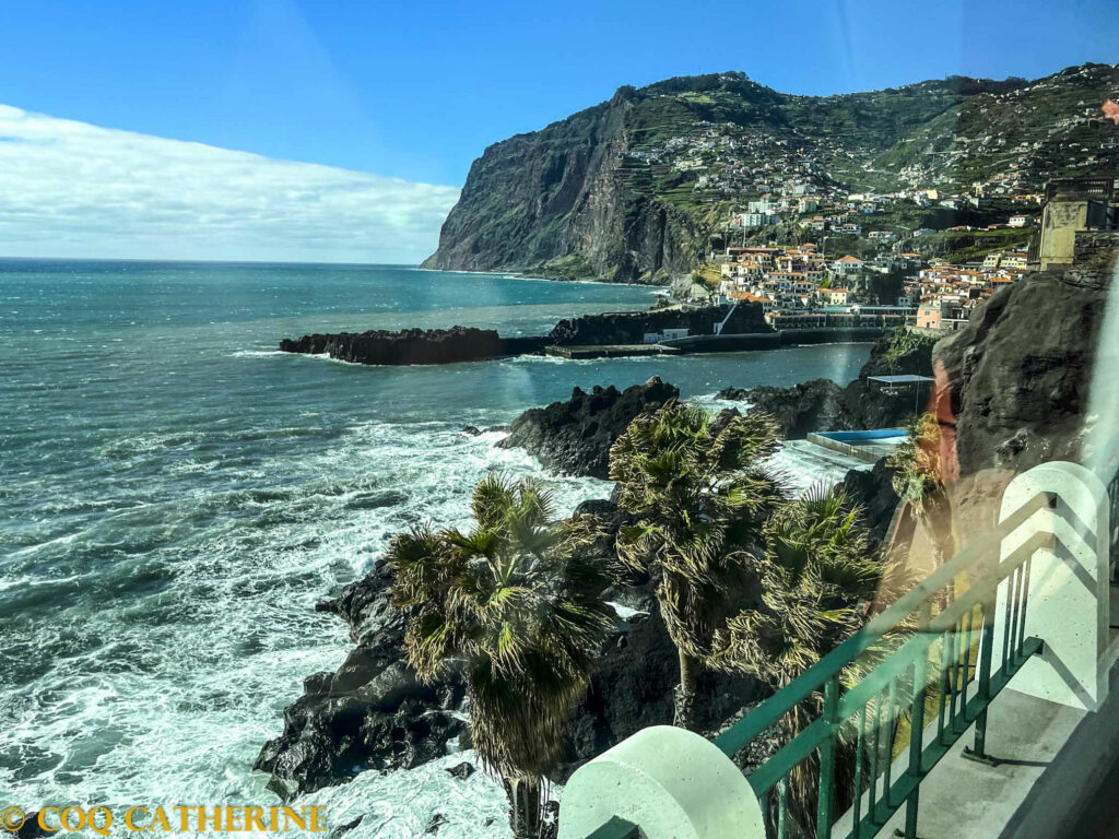 le village de Câmara de Lobos et la côte de Madère avec les falaises