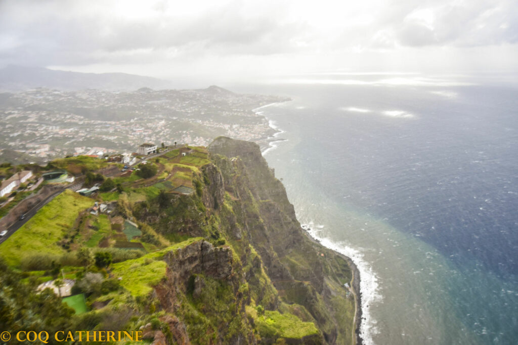 panorama sur la côte de Madère avec les falaises de Cabo Girao dominant la mer et les villages