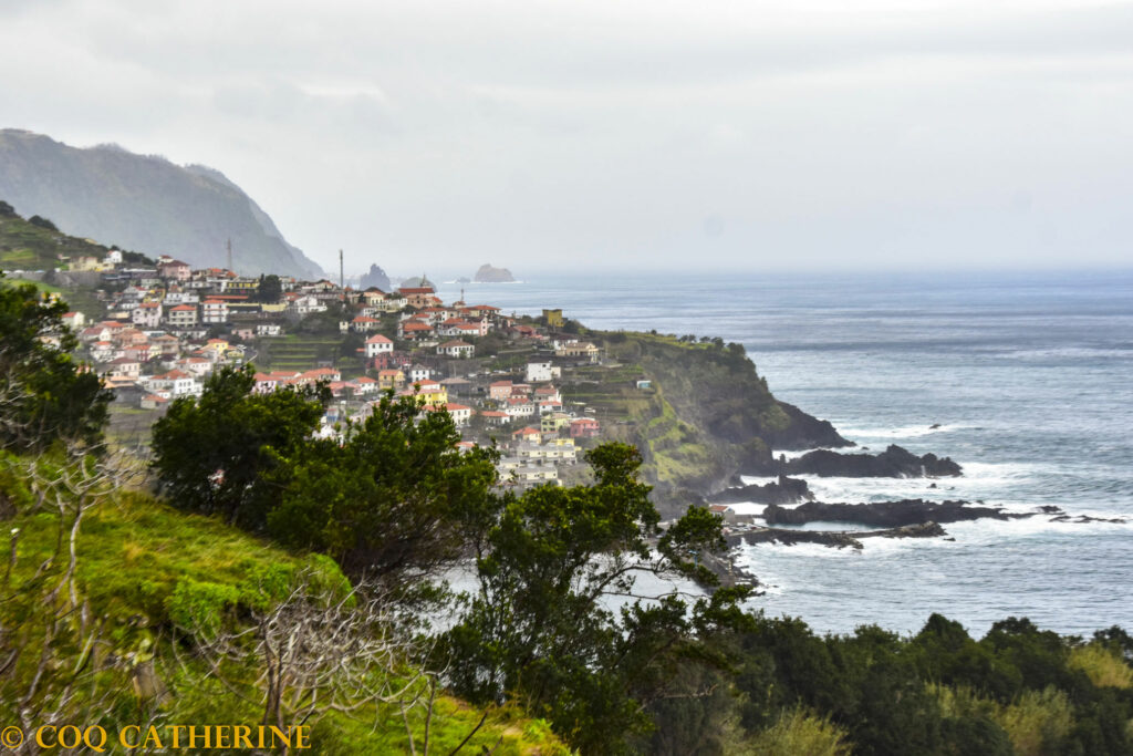 le village de Seixal, les falaises, les arbres et la mer