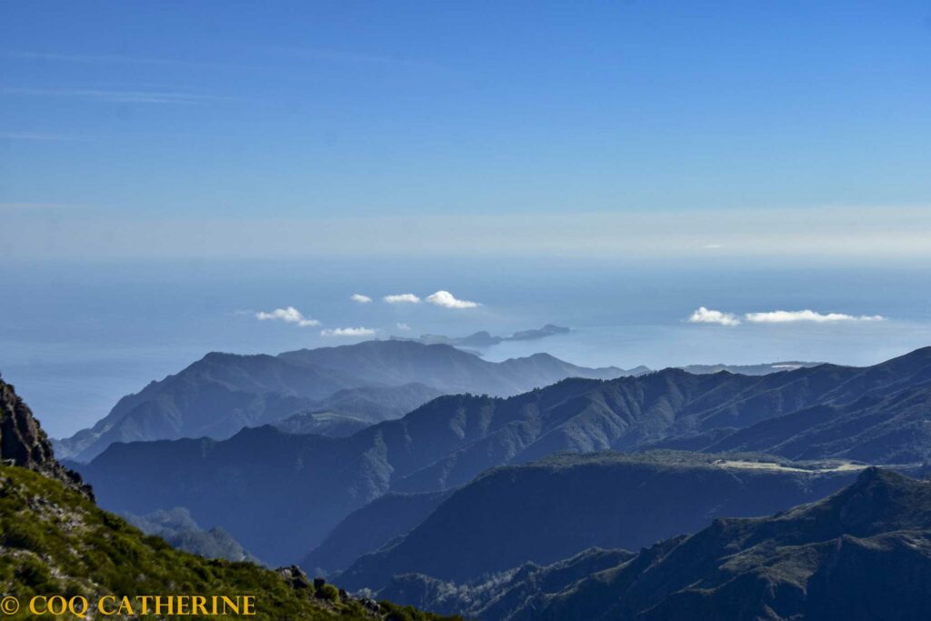 Depuis les sommets, panorama sur les montagnes et la mer de Madère
