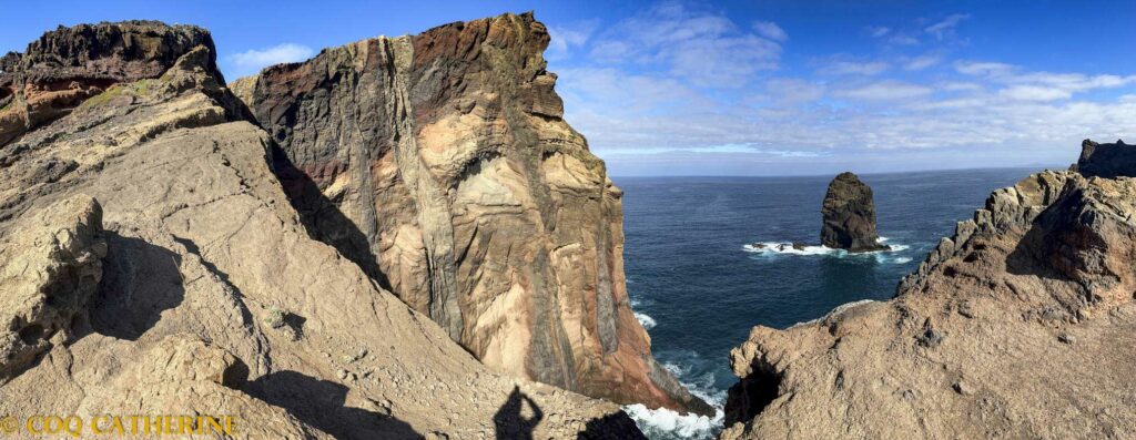 Vue sur la cote de Madère et Ponta de Sao Lorencao avec des falaises colorées tombants dans la mer