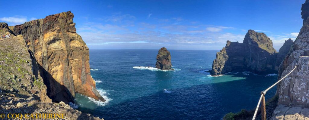 Vue sur la cote de Madère et Ponta de Sao Lorencao avec des falaises colorées tombants dans la mer