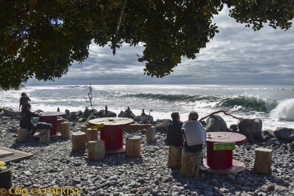 la plage de Madalena do Mar une les vagues et des tables et des gens