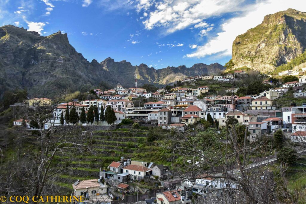 Le village de Curral das Freiras au coeur des montagnes