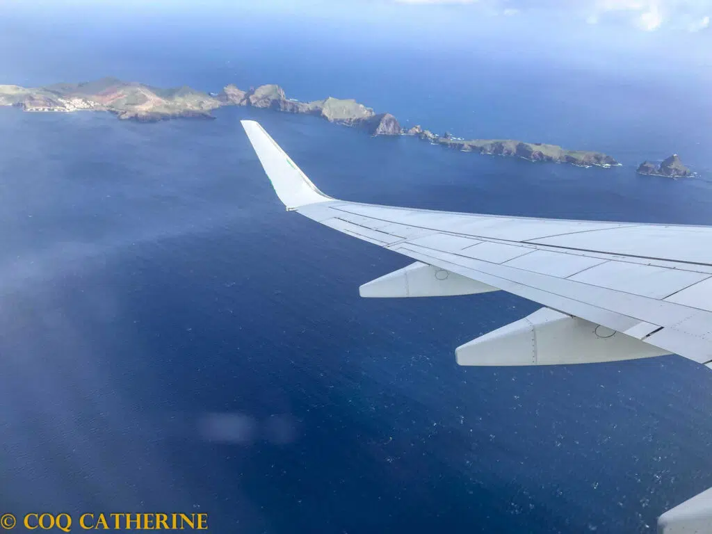 Vue aérienne de Madère avec une aile d’avion