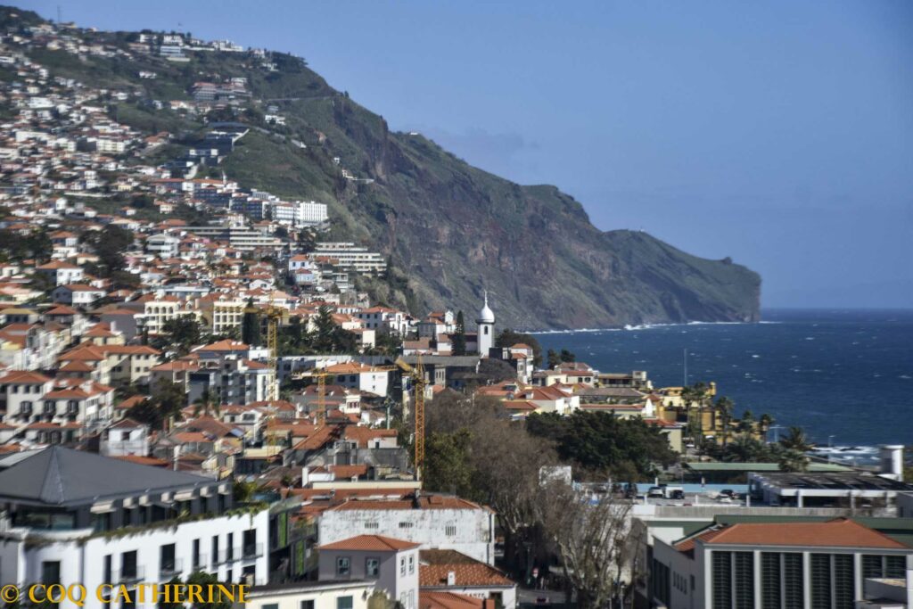 Le centre de Funchal avec son fort et clocher de l’église, les maisons et les falaises tombant dans la mer