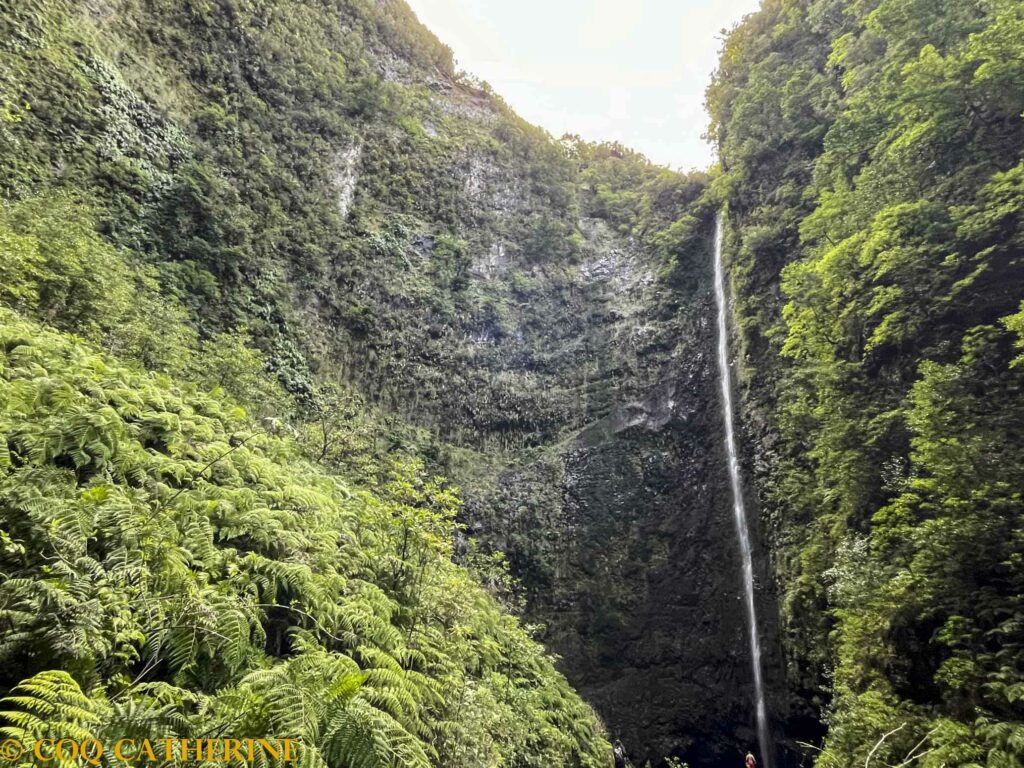 La grande cascade de la randonnee de Levada do Caldeirao Verde