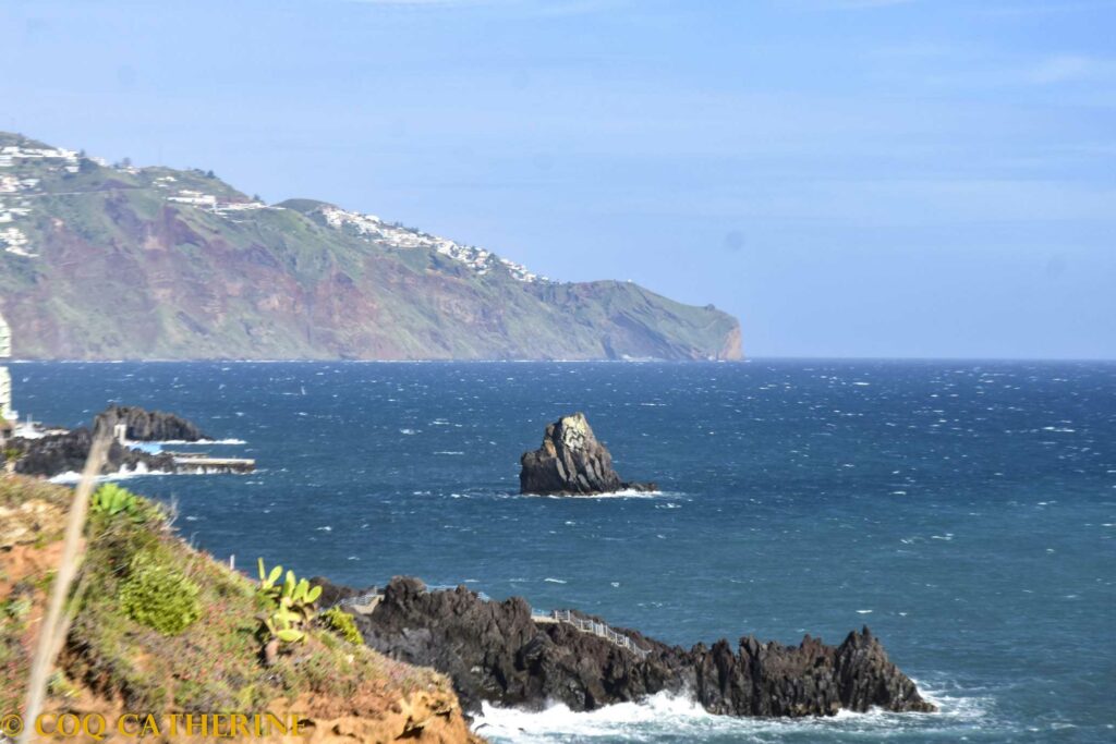 Panorama sur la côte de Madère et le rocher du Lido depuis la balade du Lido à Funchal