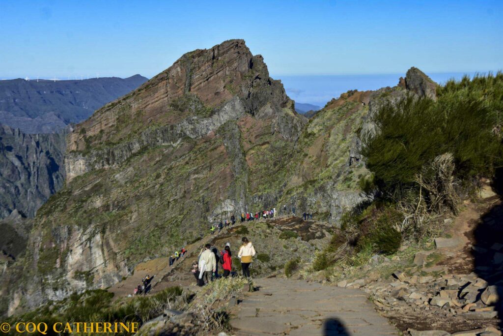 Sur le chemin de randonnée depuis le Pic d’Aieiro de Madère