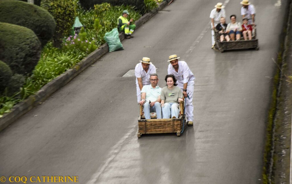 Descendre en traîneau en osier (carros de cesto) à Funchal