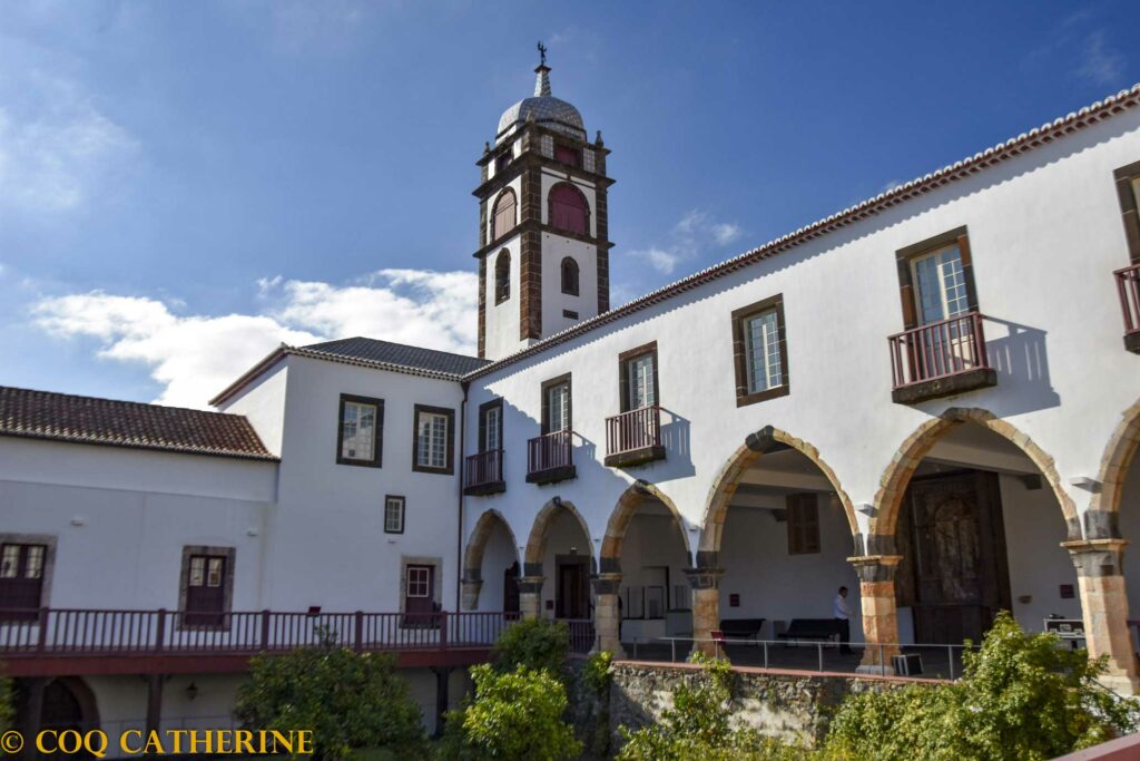 le cloitre, le jardin et le clocher de Santa Clara