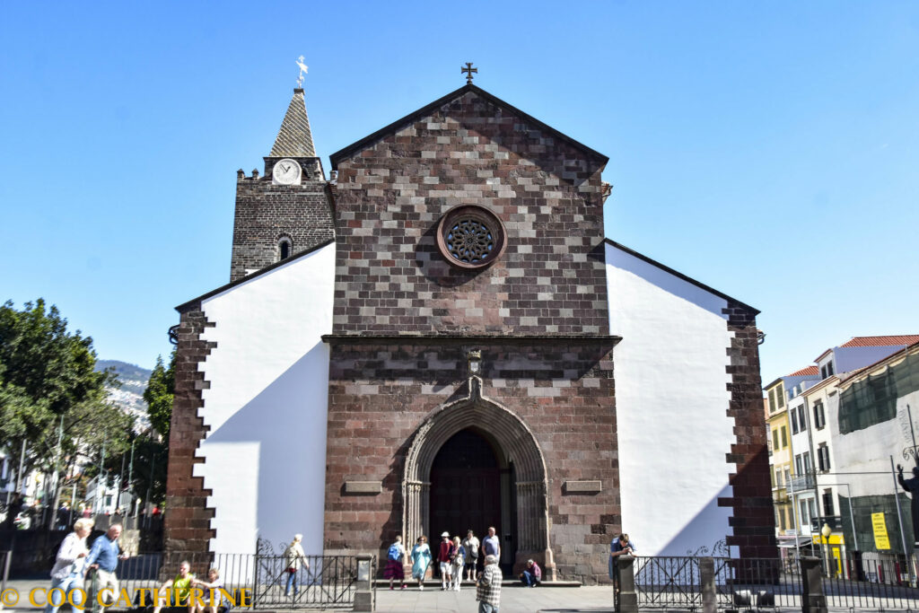 la façade et le clocher de la cathédrale de Funchal