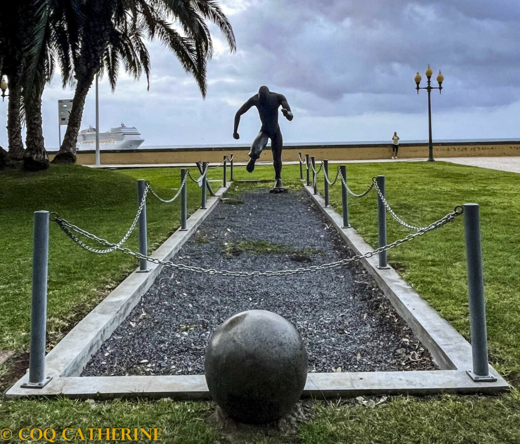 une statue avec un ballon de Cristiano Ronaldo, figure du football de Madère