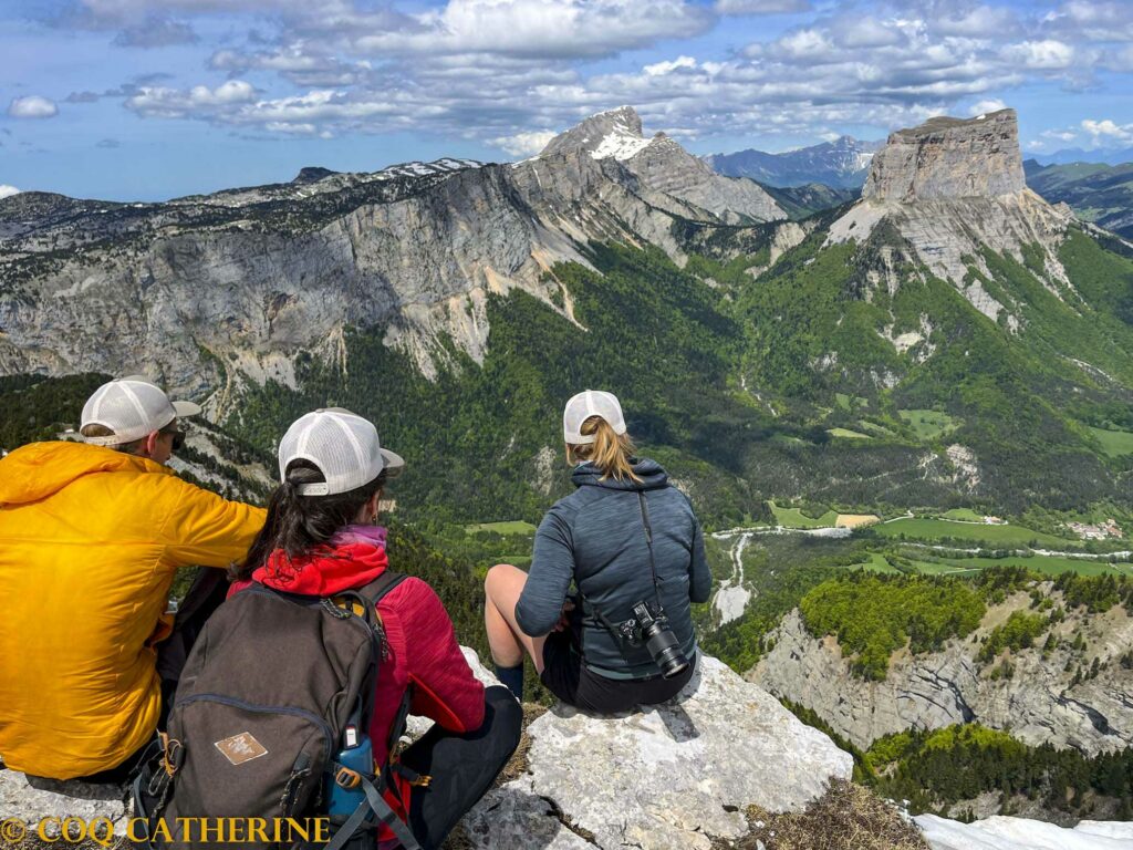 au sommet de la Tête Chevalière 3 personnes assises sur un rocher face au Mont Aiguille et les falaises verticales du Vercors