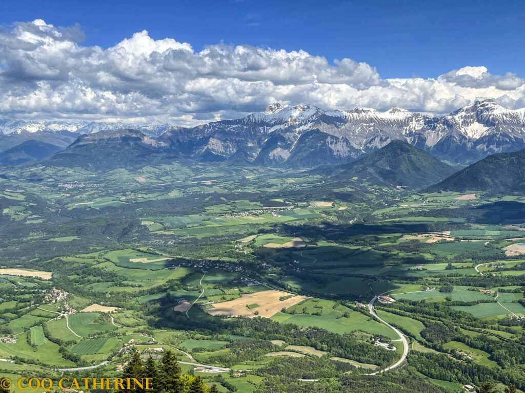 Panorama sur les champs du Trieves et les montagnes du massif des Ecrins dans la neige et les nuages, l’Obiou et le Dévoluy