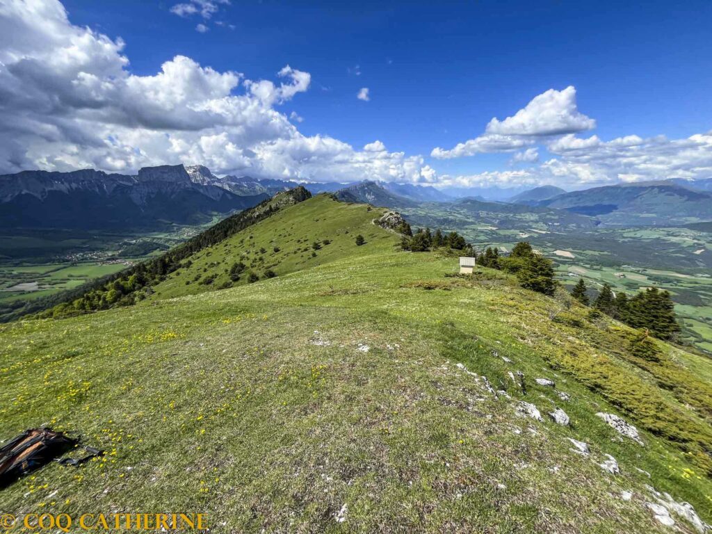 La crête au sommet de Platary avec le panorama sur les montagnes du Vercors