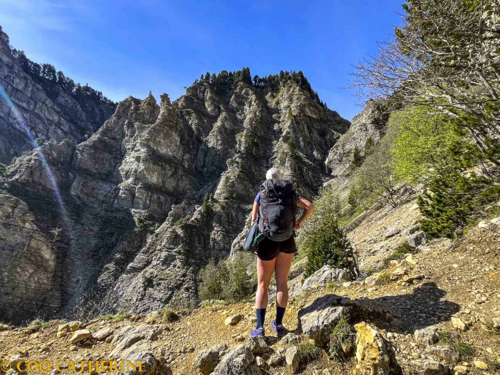 Une randonneuse face aux falaises du Vercors