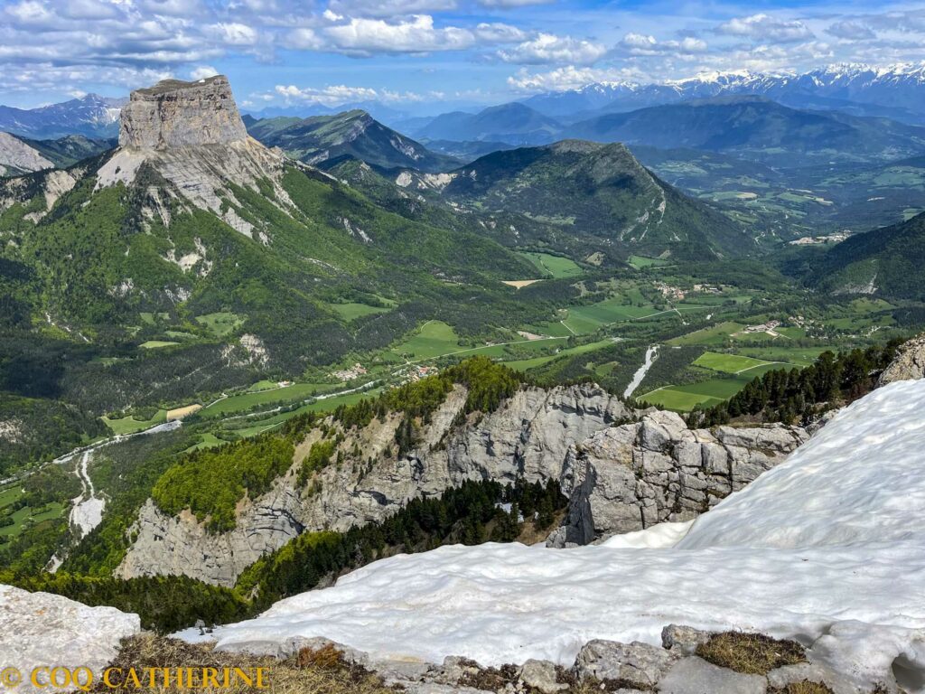 Panorama sur le Mont Aiguille depuis le sommet de la Tête Chevalière dans le Vercors