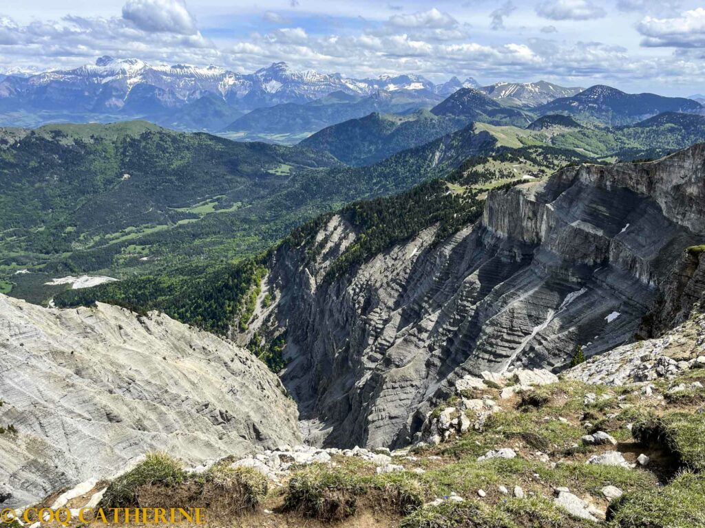 Les zones d’érosion depuis la Tête Chevalière et les sommets enneigés au loin