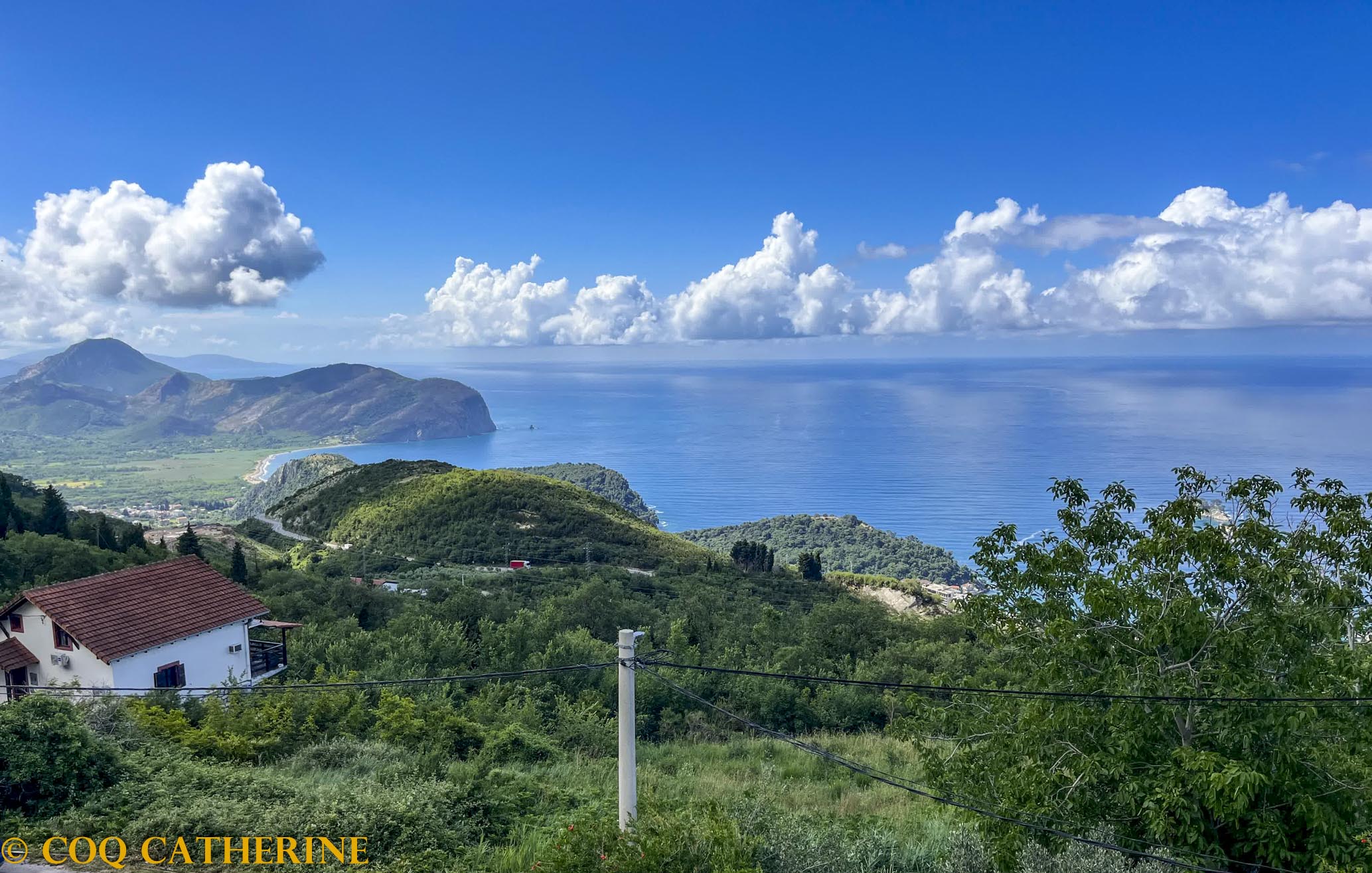 Panorama sur la cote Adriatique depuis l’Eco village Medigovici au Montenegro