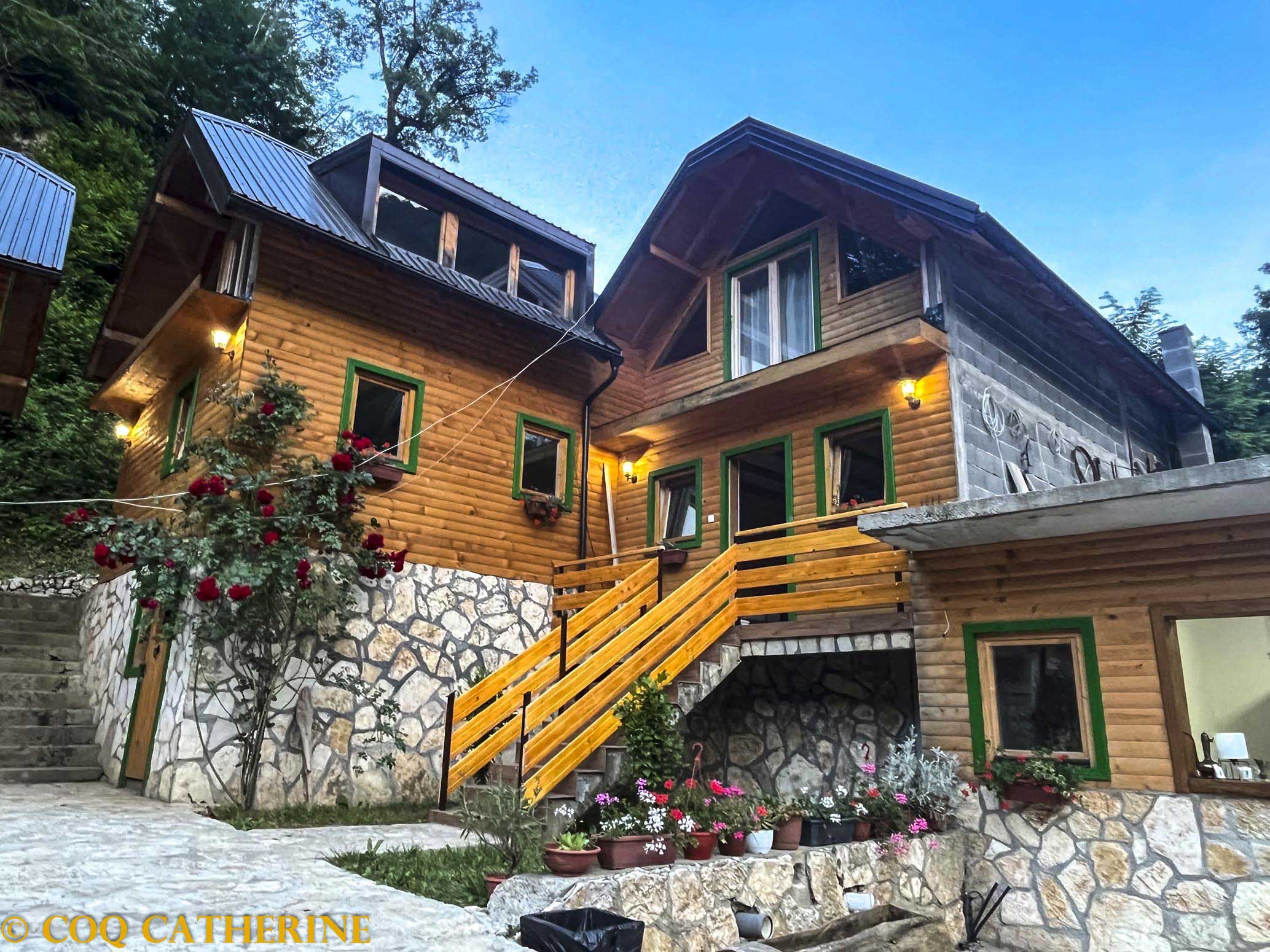 Les chalets du camp de rafting au Montenegro