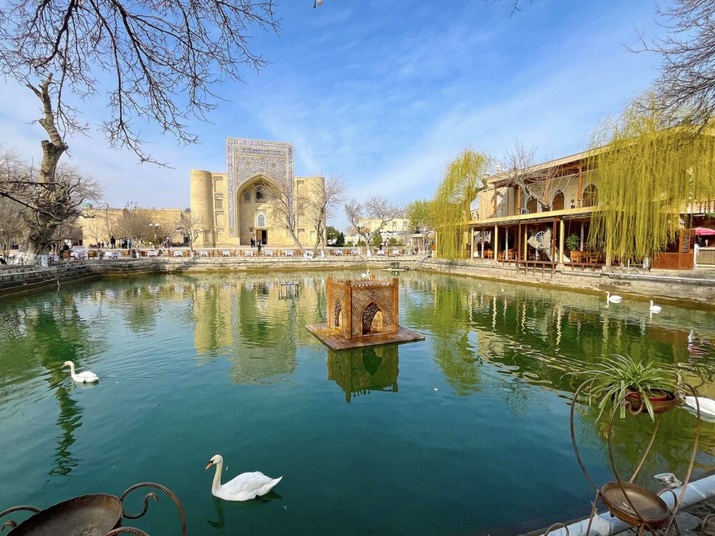 Le bassin au centre historique de Boukhara